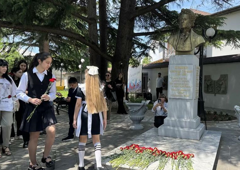 Цхинвал празднует: День русского языка у памятника Пушкину