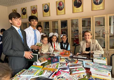 Русская Гуманитарная Миссия передала партию книг школе №22 с. Фахрабад (Таджикистан)